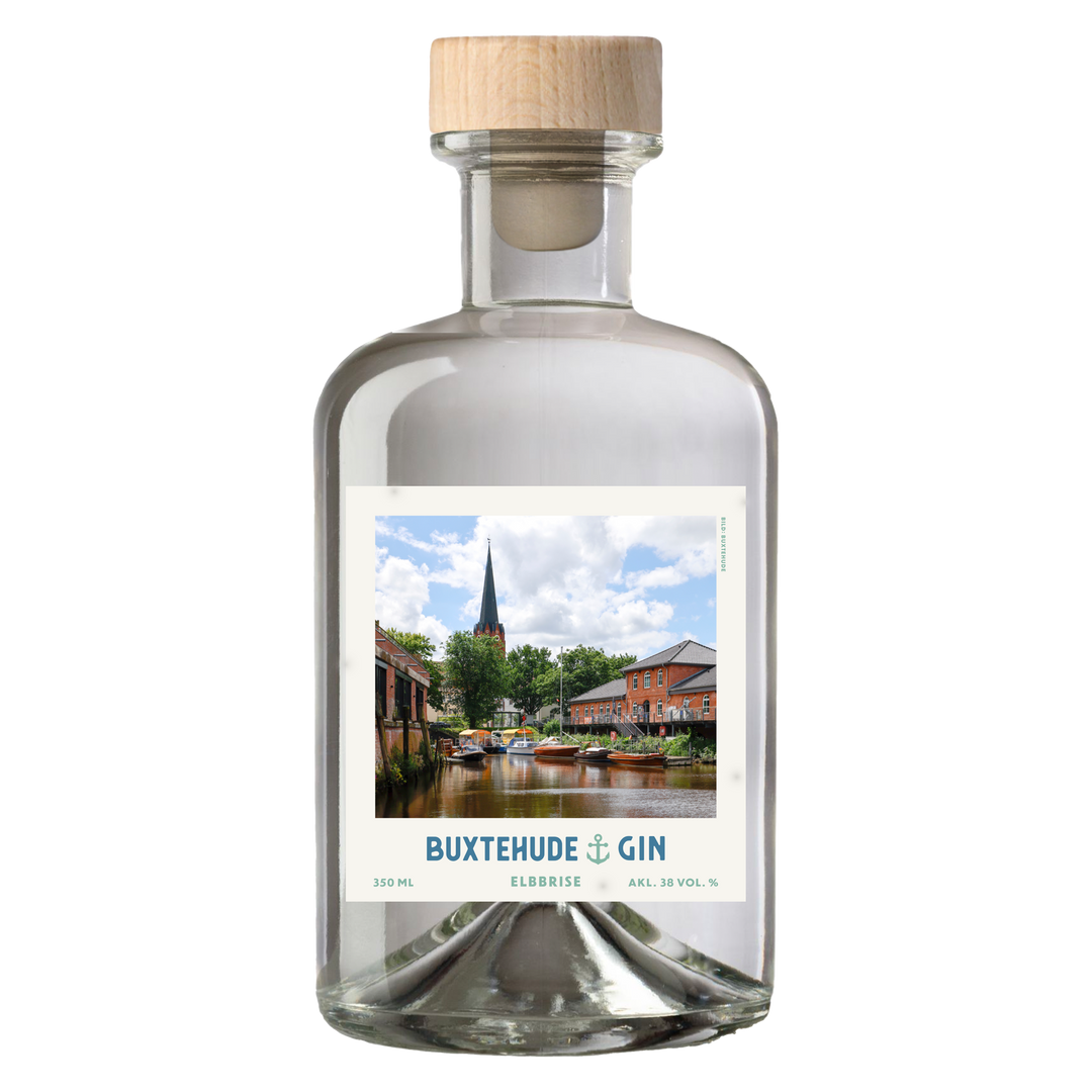 Buxtehude Gin in der Glasflasche, als Souvenir mit Holzverschluss.