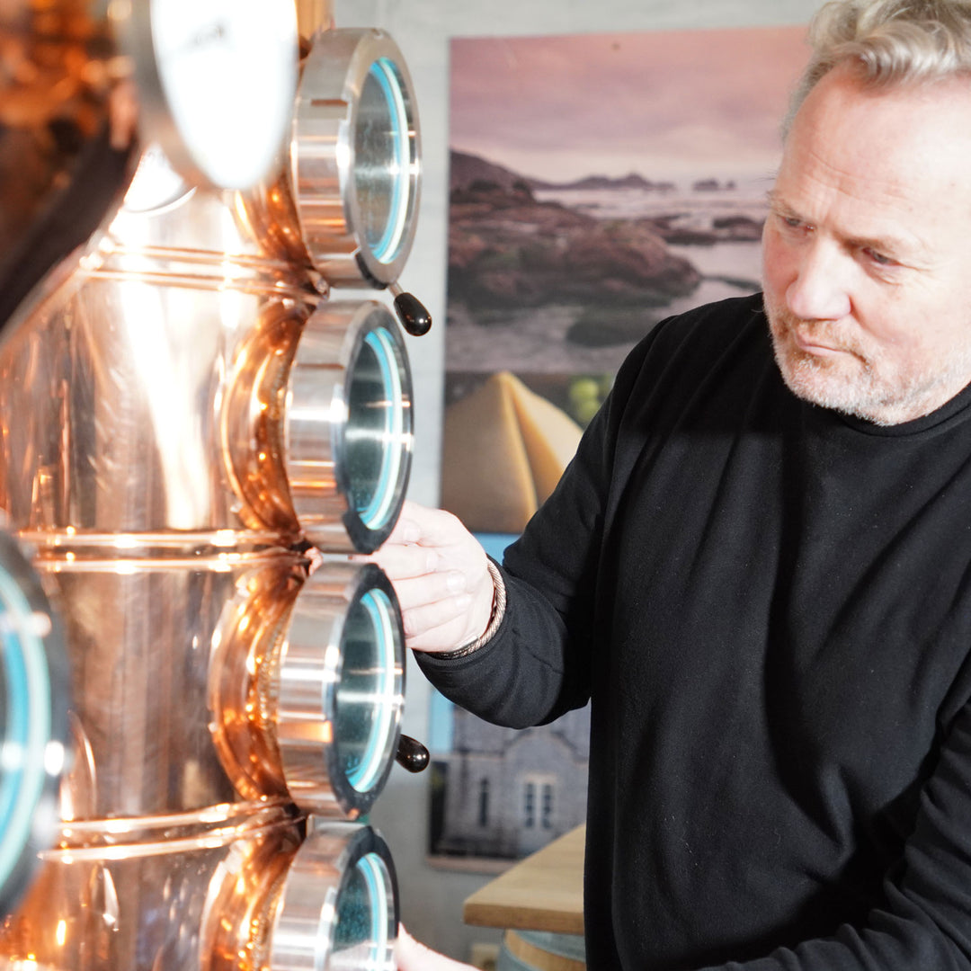 Gin-Destille mit Kupferkessel