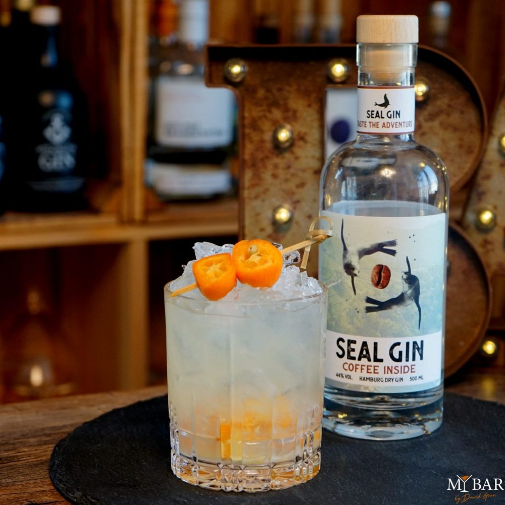 COFFEE CRUSHED – frischer Gin-Cocktail mit zerdrückten Kumquats und Limette, serviert auf Eis im Tumblerglas. Fruchtig-herb mit Seal Gin Coffee Inside.