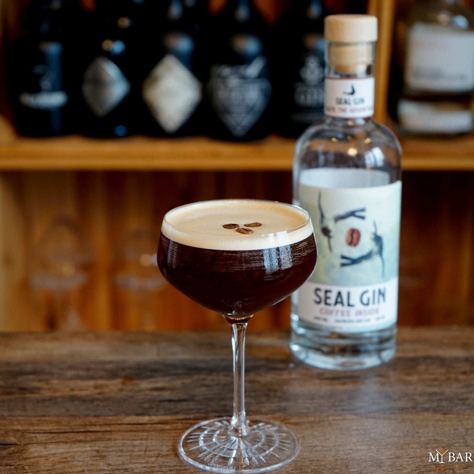 COFFEE TIME – ein cremiger Kaffee-Gin-Cocktail mit Zimt, Limette und Kakaogeist.