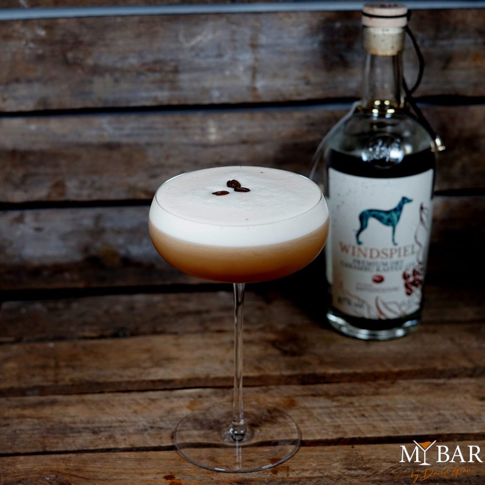 COFFEE TIME – cremiger Gin-Cocktail in Cocktailschale mit Kaffee-Note, Zimt, Limette und feinem Schaum. Mit Kaffeebohnen garniert.