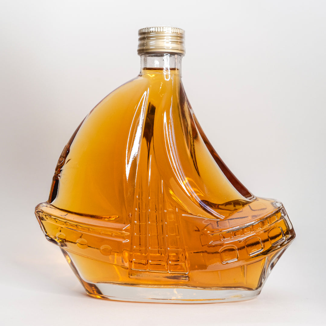 Golden Mutiny Flavored Rum – Panama-Rum, gereift in Jamaika-Fässern, in der dekorativen Schiffsflasche. 40 % Vol., 500 ml Flasche von Universe Spirits