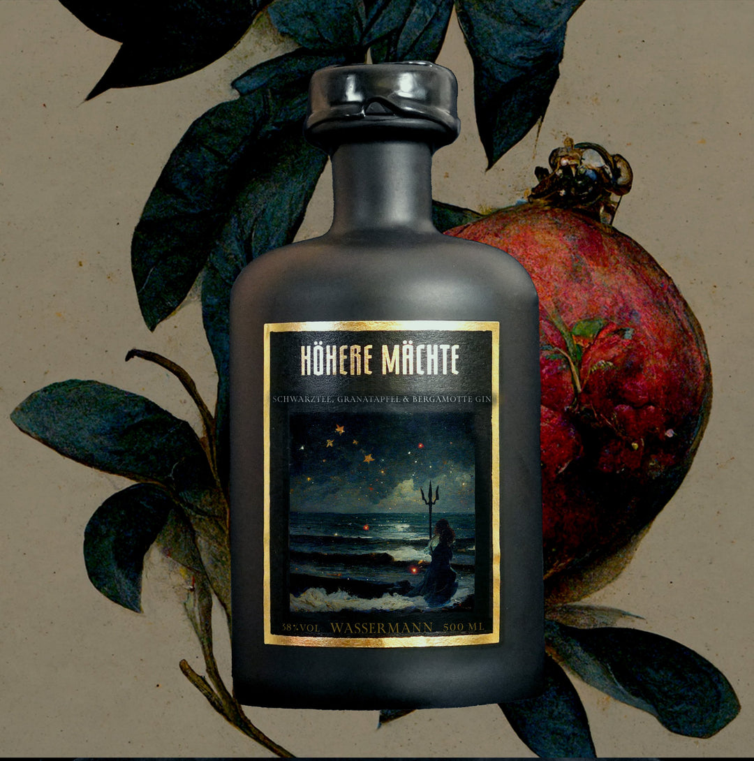 Wassermann Gin von Höhere Mächte – elegante Flasche mit astrologischem Design, inspiriert von schwarzem Tee & Granatapfel. Perfektes Geschenk zum Geburtstag.