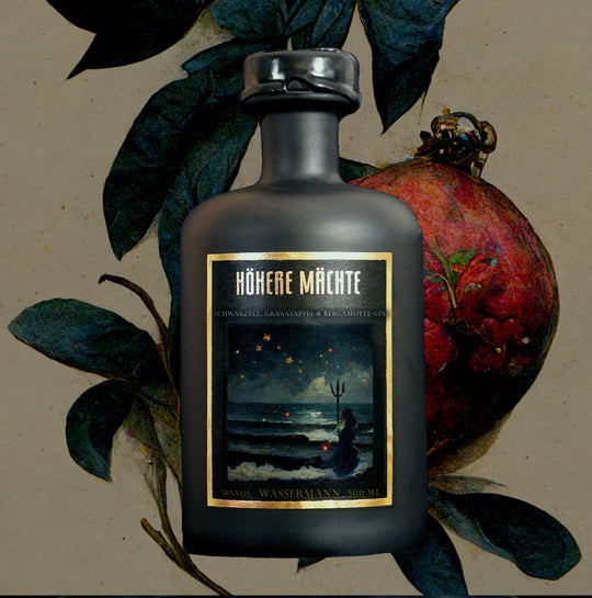 Wassermann Gin von Höhere Mächte – elegante Flasche mit astrologischem Design, inspiriert von schwarzem Tee & Granatapfel. Perfektes Geschenk zum Geburtstag.