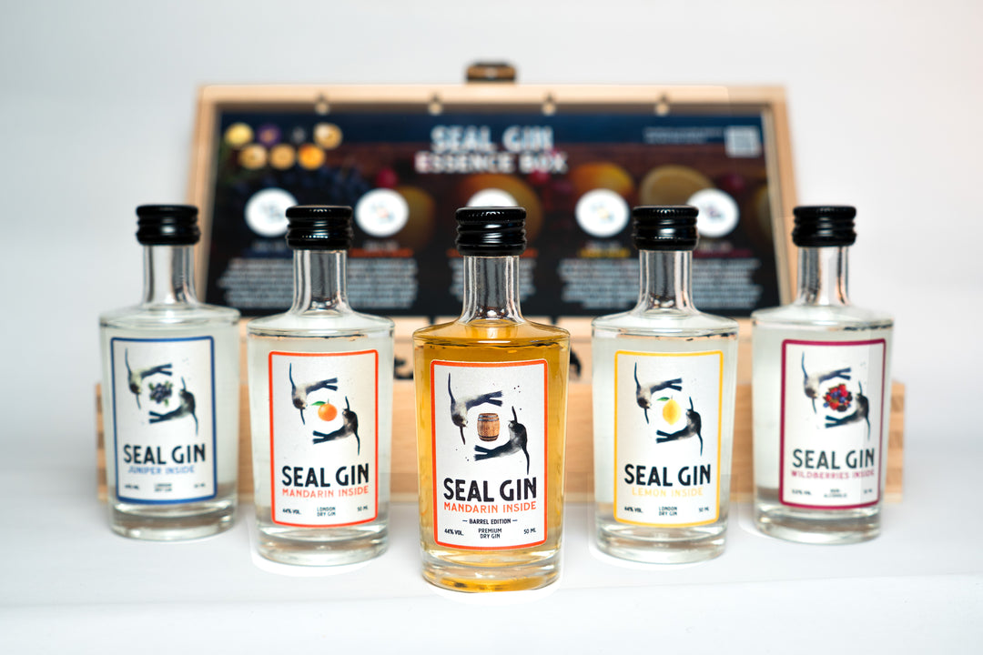 Fünf erlesene Gin Sorten: Fruchtige Mandarine, spritzige Zitrone, herbe Nordsee-Alge, verführerische Feige und einen ganz besonderen, im Eichenfass ausgebauten Mandarinen-Gin in der Holzbox