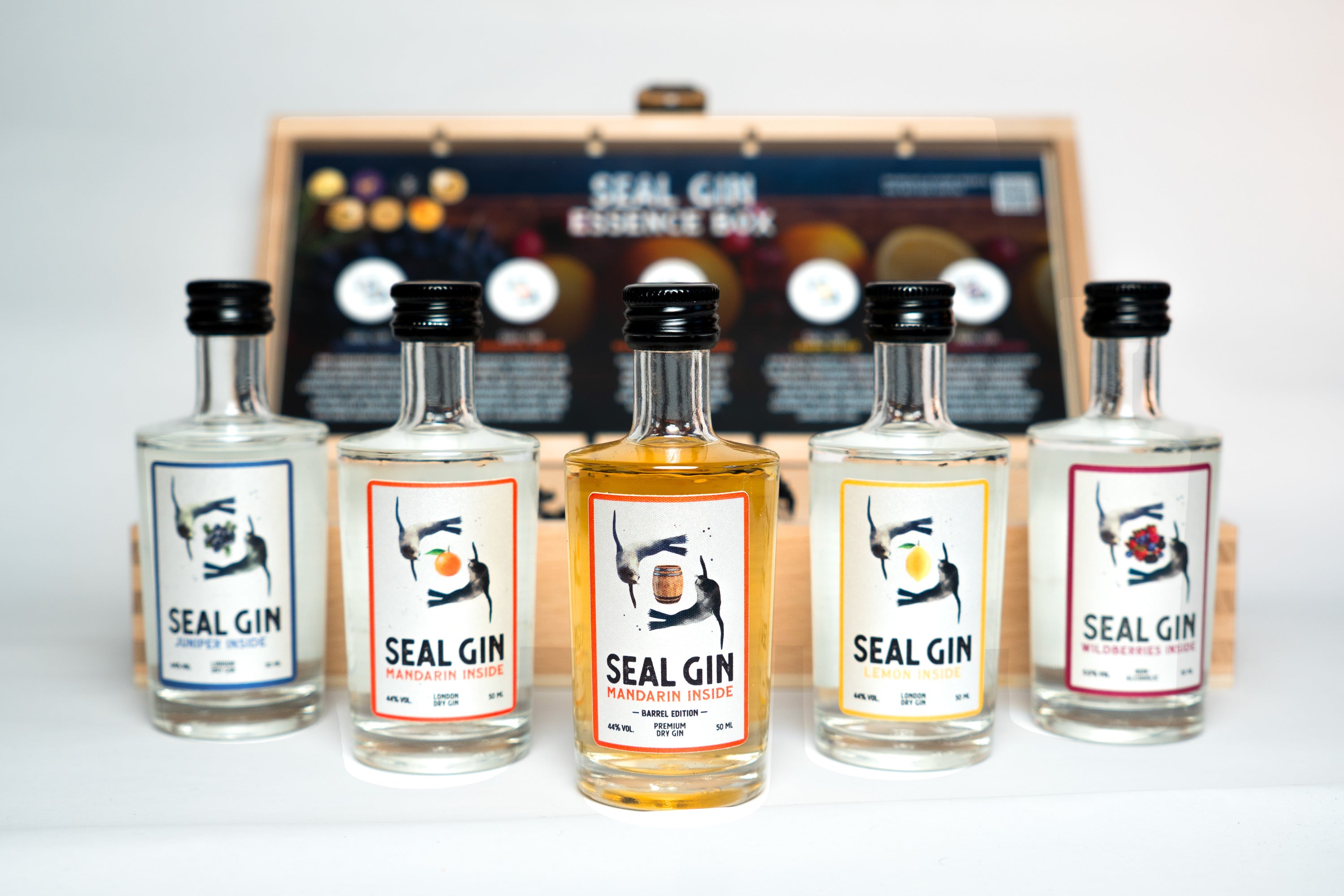 Fünf erlesene Gin Sorten: Fruchtige Mandarine, spritzige Zitrone, herbe Nordsee-Alge, verführerische Feige und einen ganz besonderen, im Eichenfass ausgebauten Mandarinen-Gin in der Holzbox