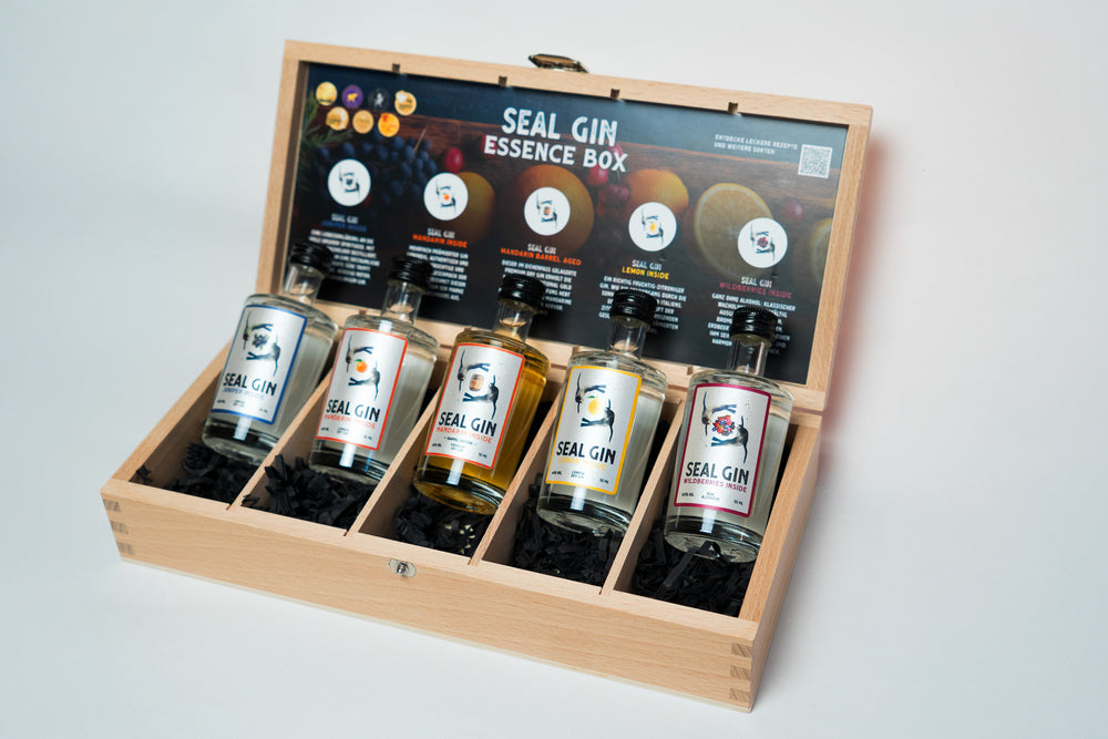 Fünf besondere Gin Sorten: Fruchtige Mandarine, spritzige Zitrone, herbe Nordsee-Alge, verführerische Feige und einen ganz besonderen, im Eichenfass ausgebauten Mandarinen-Gin in der Holzbox zum Probieren