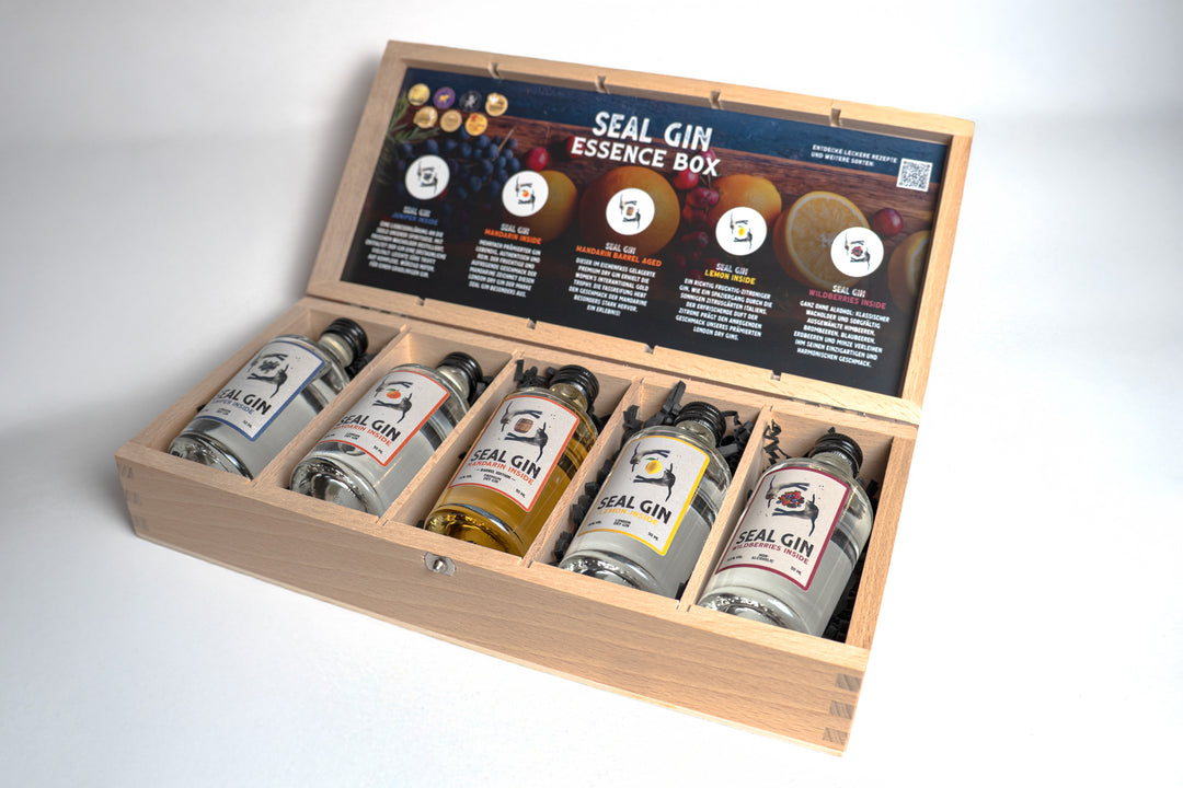 Fünf feine Gin Sorten: Fruchtige Mandarine, spritzige Zitrone, herbe Nordsee-Alge, verführerische Feige und einen ganz besonderen, im Eichenfass ausgebauten Mandarinen-Gin in der Holzbox